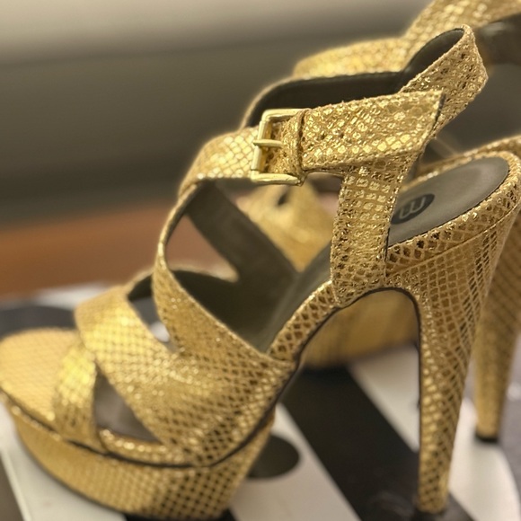 Gold Strappy Platform Heels 6.5 - Picture 1 of 9